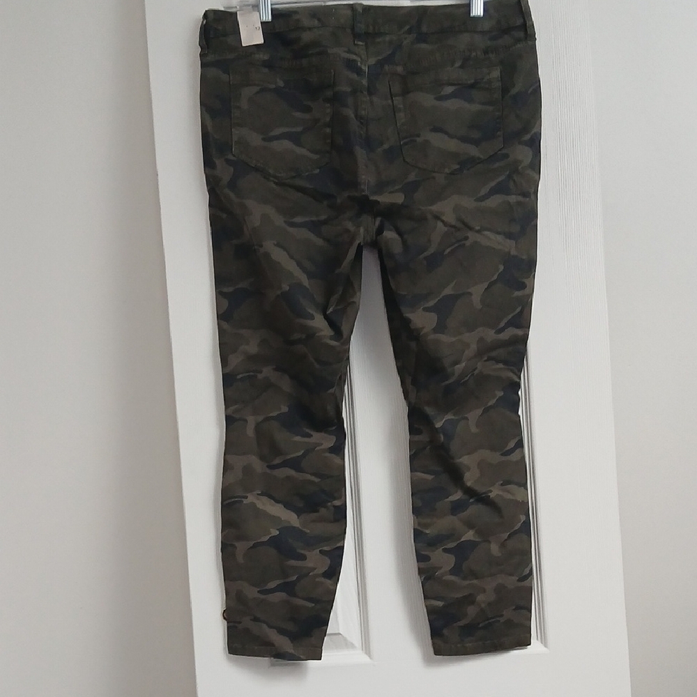 Torrid Camouflage Print Cropped Pants Size 12 Cotton/Spandex Blend - Picture 9 of 16